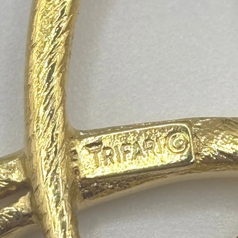 Vintage Trifari Gold Tone Abstract Swirl Ribbon Brooch Pin Elegant